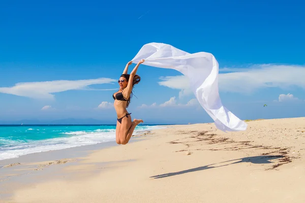Bella ragazza con tessuto bianco sulla spiaggia . — Foto Stock