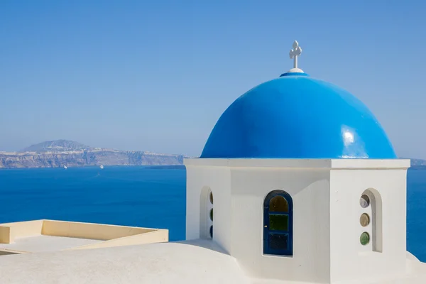 Igreja cúpula em Santorini Grécia — Fotografia de Stock