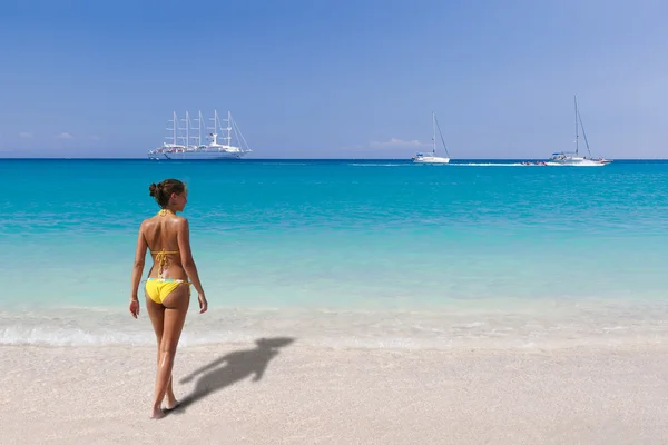 Woman on the beach — Stock Photo, Image