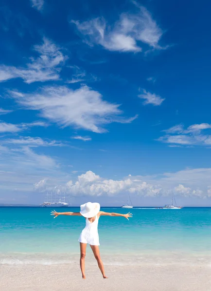 Kvinna på stranden — Stockfoto