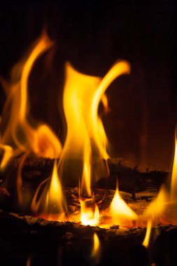 Şöminede yangın var.