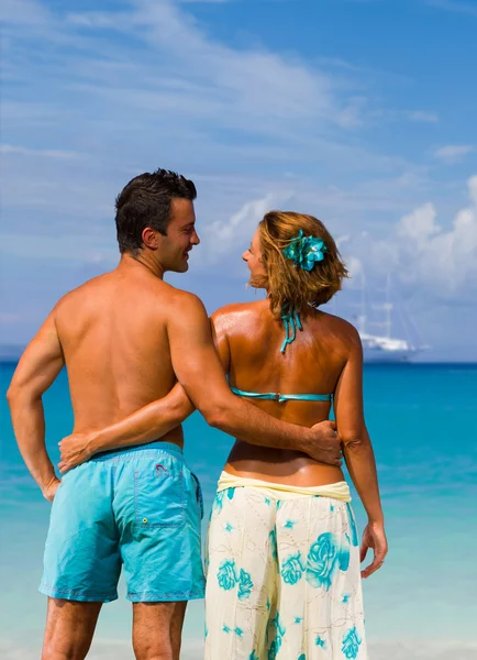 在热带海滩上的情侣 — 图库照片