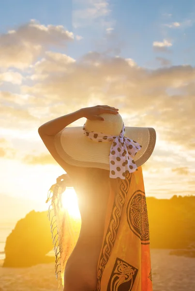 Mooie vrouw op het strand. — Stockfoto