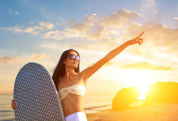Asian woman with surfboard on the beach — Stock Photo, Image