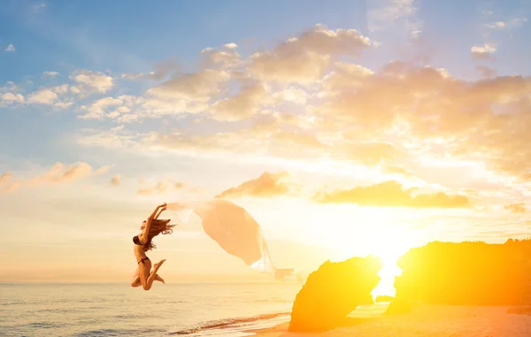 Vacker flicka med vitt tyg på stranden. — Stockfoto