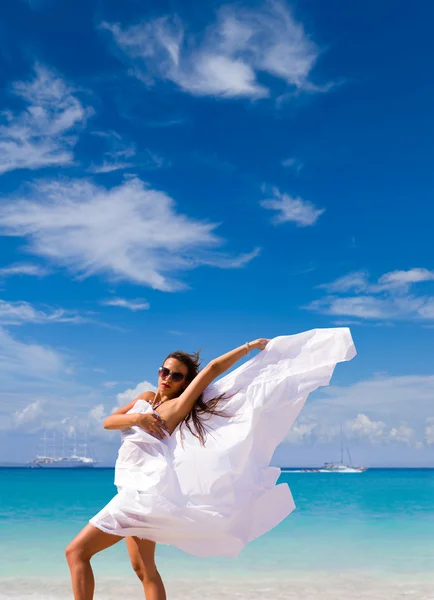 Menina bonita com tecido branco na praia . — Fotografia de Stock