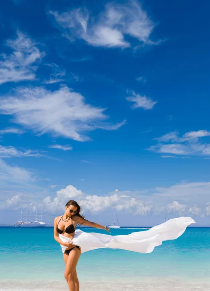 Mooi meisje met witte stof op het strand. — Stockfoto