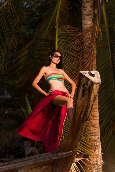 Modelo asiático posando en barco de pesca de cola larga en la playa — Foto de Stock