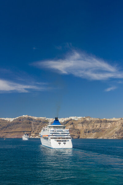 круизное судно вблизи острова Санторини
