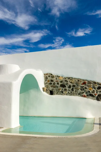 Piscina en la isla de Santorini —  Fotos de Stock