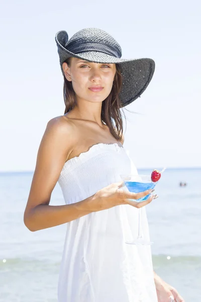 Donna sulla spiaggia a bere un cocktail — Foto Stock