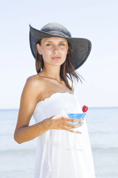 Vrouw aan het strand drinken een cocktail — Stockfoto