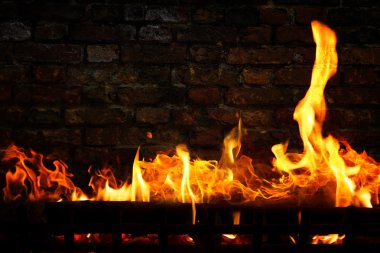 Şöminede yangın var.