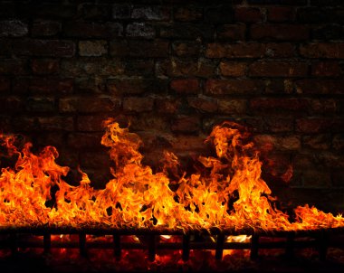 Şöminede yangın var.