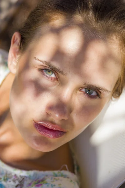 Vrouw aan de zomerlounge — Stockfoto