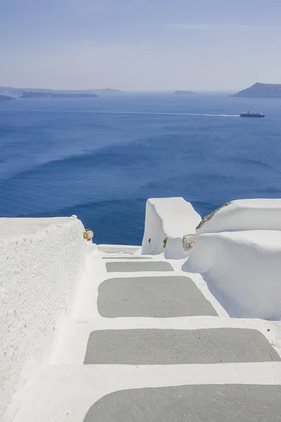 Escaleras que bajan al mar. Pueblo de Oia, isla de Santorini — Foto de Stock