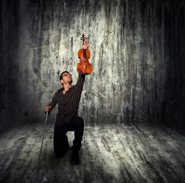 Kemancı: koyu arka plan üzerinde Keman çalmaya müzisyen — Stok fotoğraf