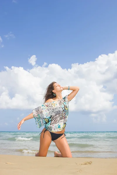 Vrouw op het strand — Stockfoto