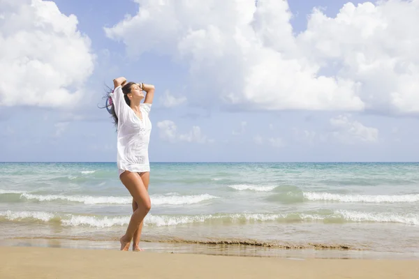 Vrouw op het strand — Stockfoto