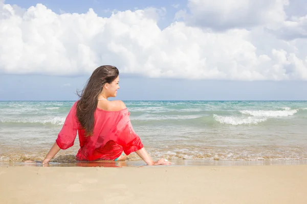 Vrouw op het strand — Stockfoto