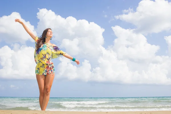 Donna sulla spiaggia — Foto Stock