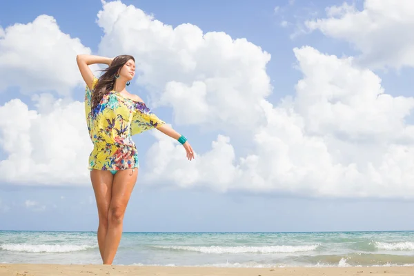 Frau am Strand — Stockfoto