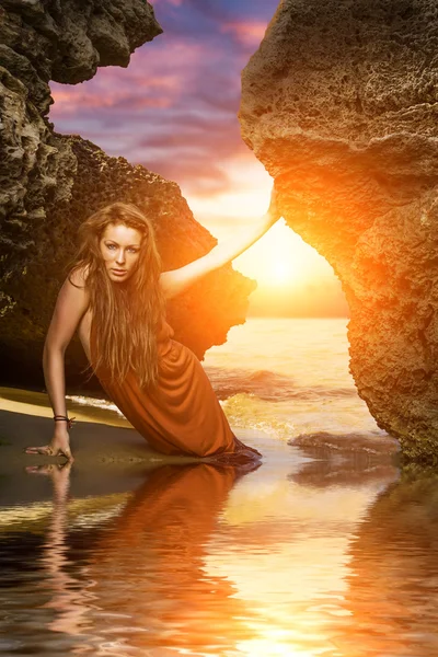 Mooie jonge vrouw in lichte zomerjurk — Stockfoto