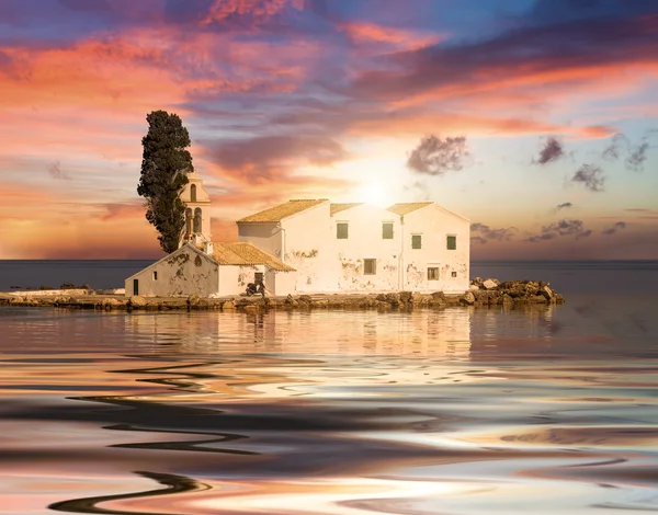 Sunset scene of Vlacherna monastery, Kanoni, Corfu — Stock Photo, Image