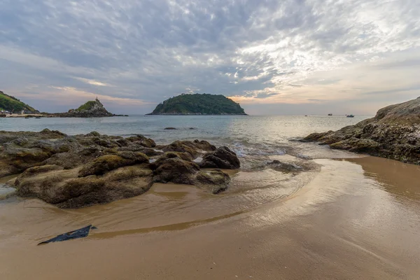 Sunrise on the beach in Phuket — Stock Photo, Image