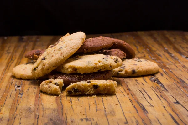 Empilement de biscuits aux pépites de chocolat sur fond en bois . — Photo