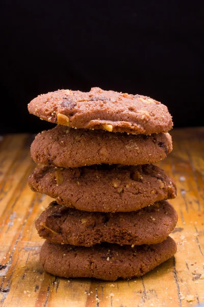 Pilha de biscoitos de chocolate no fundo de madeira . — Fotografia de Stock