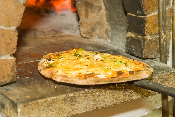 Pizzę w restauracji — Zdjęcie stockowe