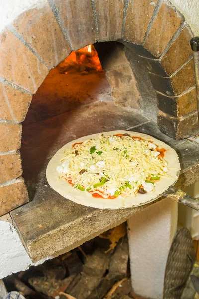 Pizza in het restaurant — Stockfoto