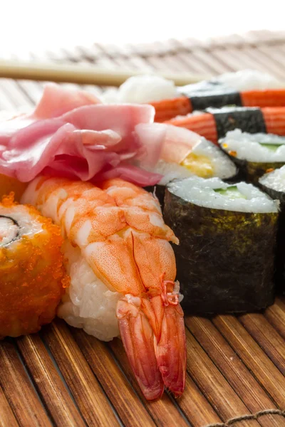 Yummy Fresh Sushi rolos — Fotografia de Stock