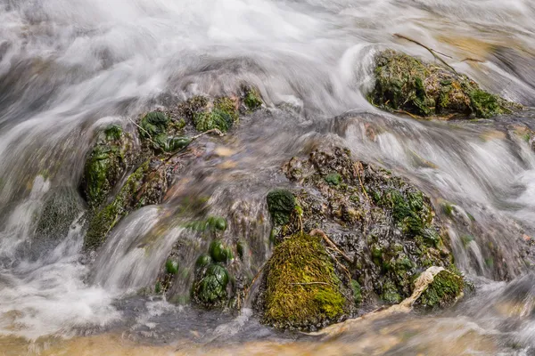 Abstrait d'un cours d'eau en mouvement rapide — Photo