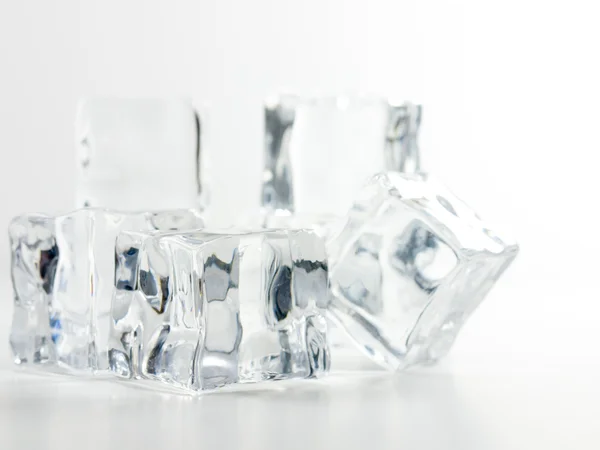 Cubos de hielo en blanco BG — Foto de Stock