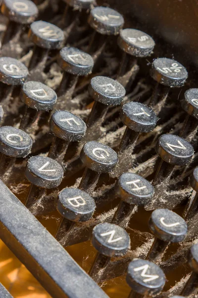 Foto de cerca de las llaves antiguas de la máquina de escribir —  Fotos de Stock