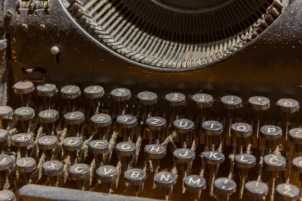 Foto de cerca de las llaves antiguas de la máquina de escribir —  Fotos de Stock