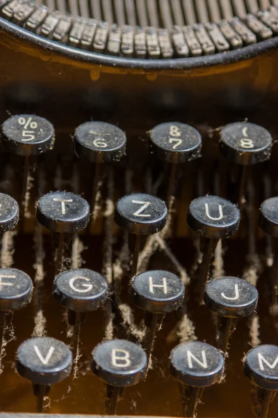 Foto de cerca de las llaves antiguas de la máquina de escribir —  Fotos de Stock