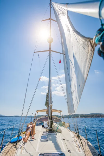 Yacht. vitorlázás. vitorlázás. turizmus — Stock Fotó