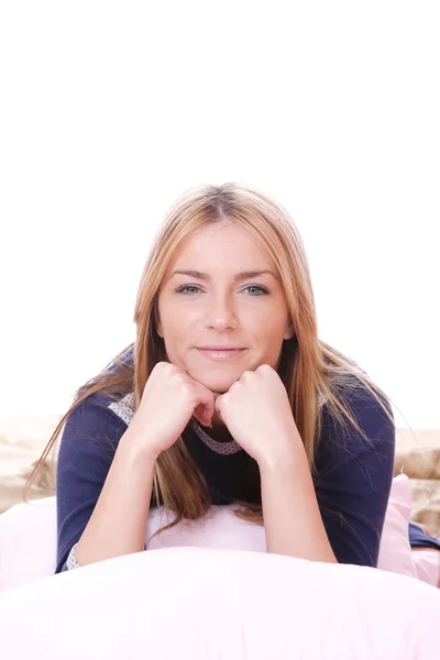 Junge blonde Frau im Bett — Stockfoto