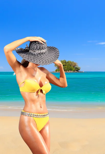 Bela mulher na praia. — Fotografia de Stock