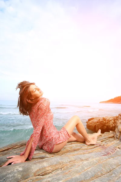 Vrouw op het strand — Stockfoto