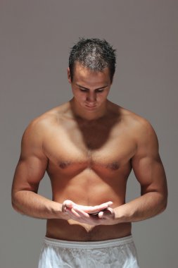 kaslı erkek torso açık elle