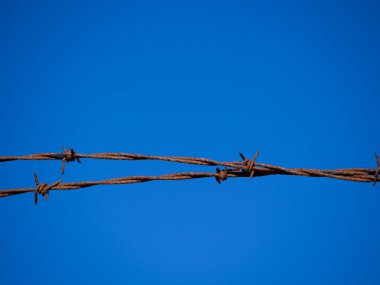 Barb tel çit ve mavi gökyüzü