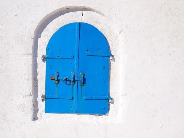 Schöne blau gefärbte Holzfenster — Stockfoto