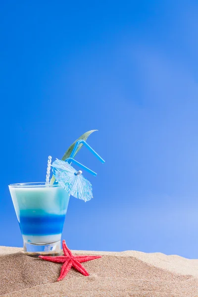 Fresh tropical cocktail on sunny beach — Stock Photo, Image