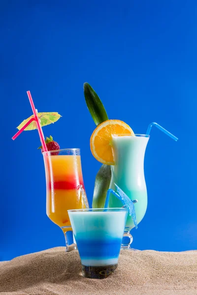 Fresh tropical cocktail on sunny beach — Stock Photo, Image