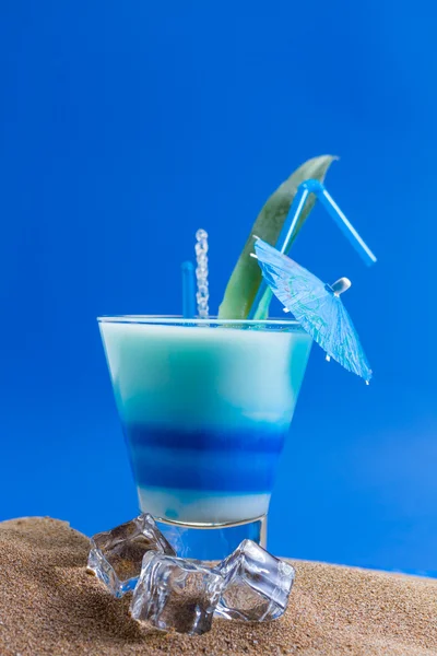 Fresh tropical cocktail on sunny beach — Stock Photo, Image