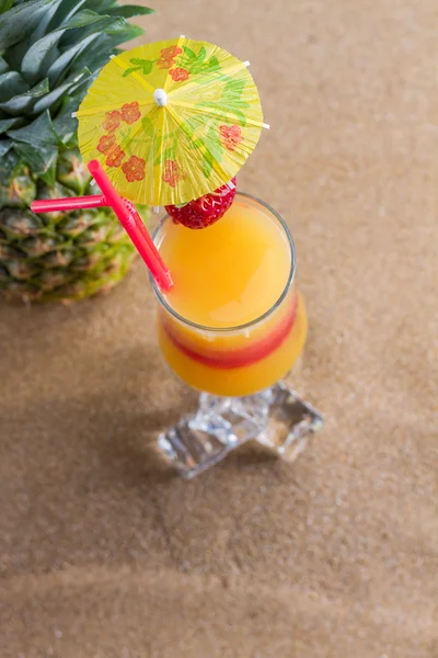 Fersk tropisk cocktail på solrike strender – stockfoto